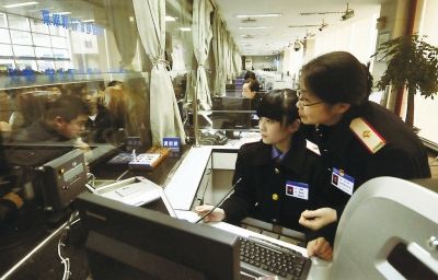 遇到一些突發(fā)情況，值班售票員都會(huì)上前協(xié)調(diào)并指導(dǎo)工作