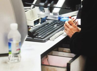 胡娜利用空閑時(shí)間活動(dòng)手指關(guān)節(jié)，以防手指僵硬打錯(cuò)車票