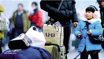 昨天上午，一名隨家長回老家的小女孩在等候進(jìn)站。