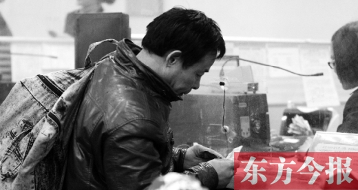 要是能買到一張座位票多好啊，一路不用站著回家了，這是他們最奢侈的想法