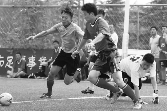 鄭州航院隊(duì)與鄭州經(jīng)開正和隊(duì)的比賽，可謂是學(xué)生軍和朋友隊(duì)之間的強(qiáng)強(qiáng)對(duì)決