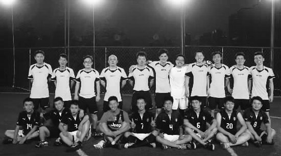 昨晚，東道主東方今報隊迎來了第二個比賽對手——財大數(shù)學(xué)隊