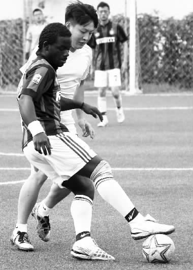 黑人小伙維安雖然沒有進(jìn)球，但其在場上展現(xiàn)出來的個人能力，贏得了對手的稱贊