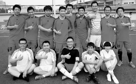 在首場比賽失利的情況下，“天使”們后來居上，昂首晉級