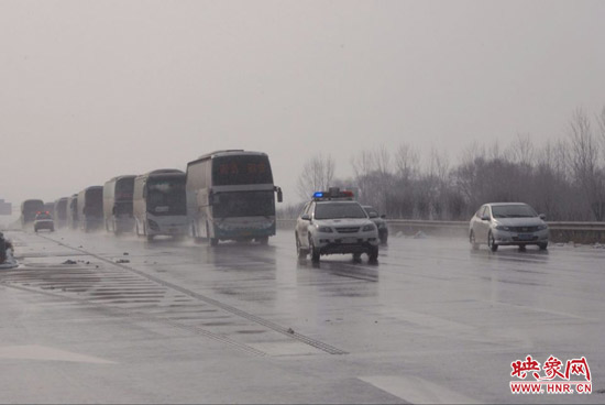 河南高速交警接力護送65臺客車橫跨連霍高速河南段