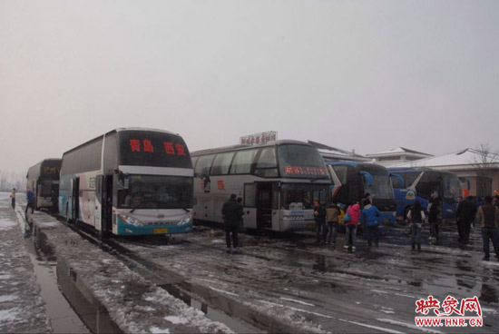 河南高速交警接力護送65臺客車橫跨連霍高速河南段