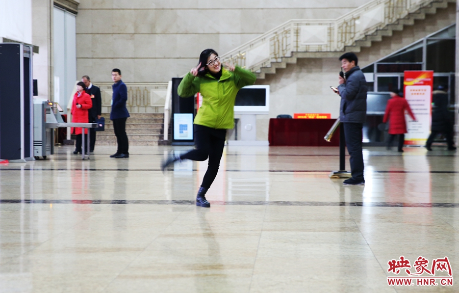 南樂天完成一個(gè)采訪后，興奮的跳了起來。