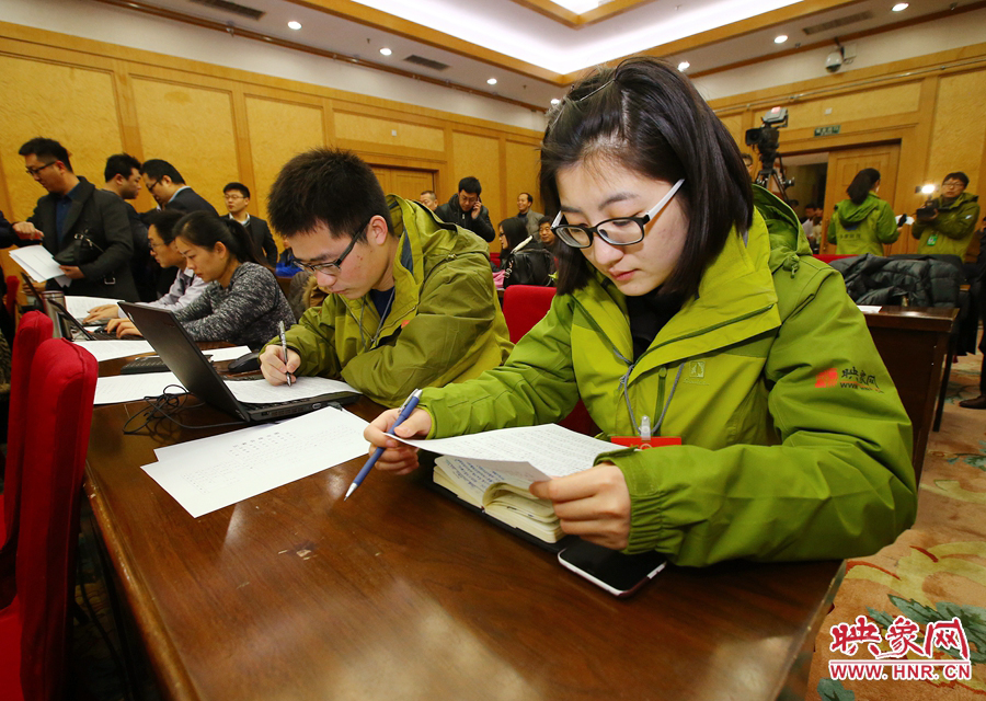 大象融媒映象網(wǎng)記者南樂天在兩會(huì)記者會(huì)開始前積極準(zhǔn)備。