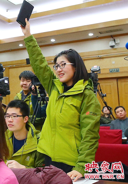 兩會(huì)記者會(huì)，樂天站起來舉手。