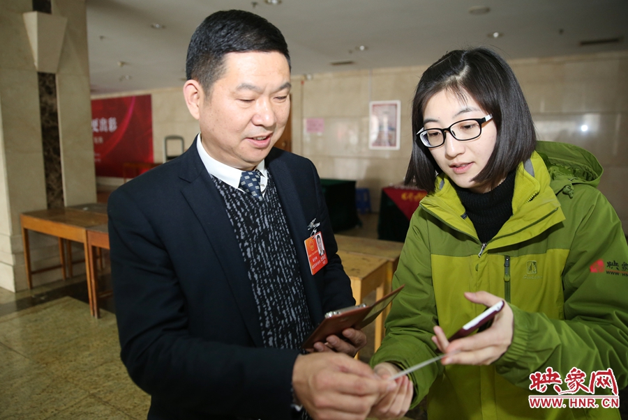 幫代表使用大象融媒映象網(wǎng)微信打印機(jī)現(xiàn)場(chǎng)打印照片。