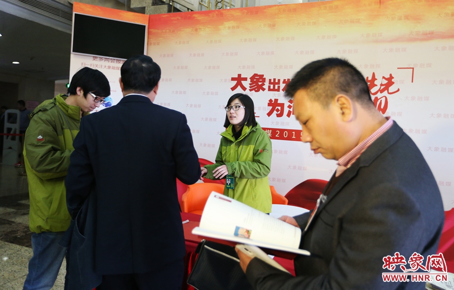 向代表、委員講解大象融媒旗下出品的新聞產(chǎn)品。