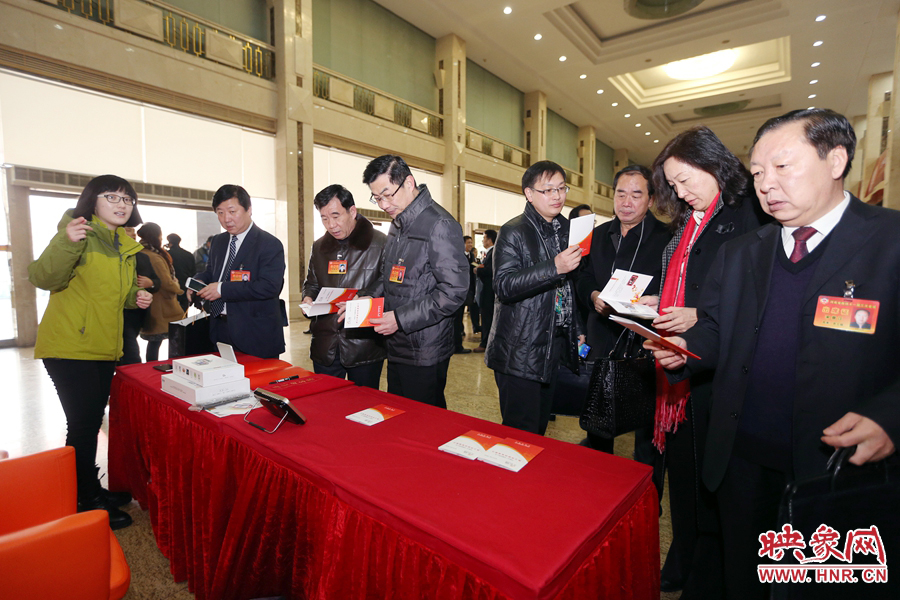 向代表、委員講解大象融媒旗下出品的新聞產(chǎn)品。