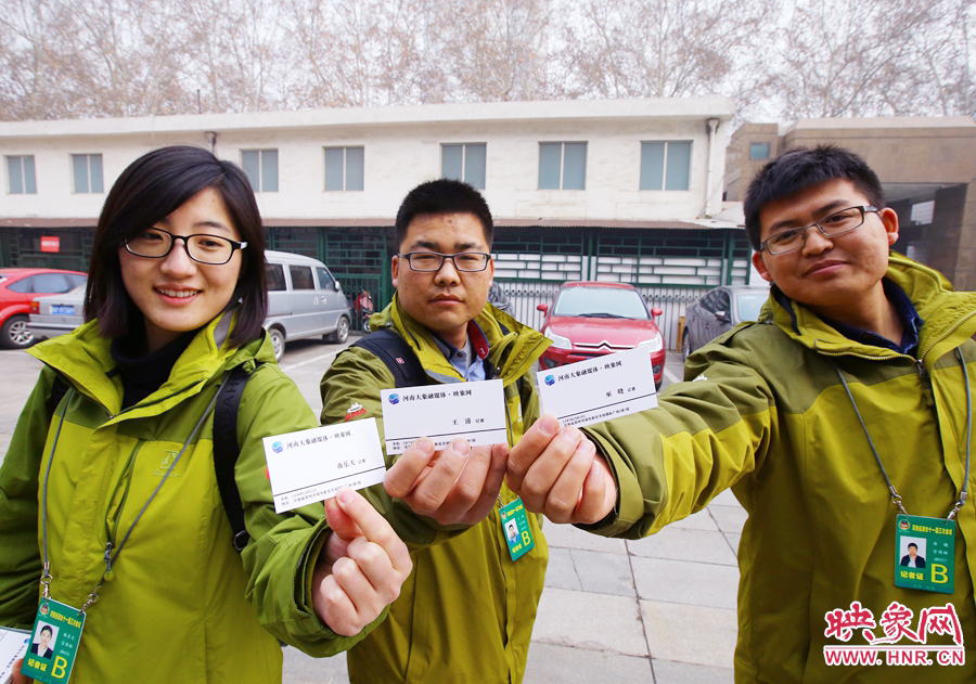 南樂天和同事展示新印制的大象融媒名片。