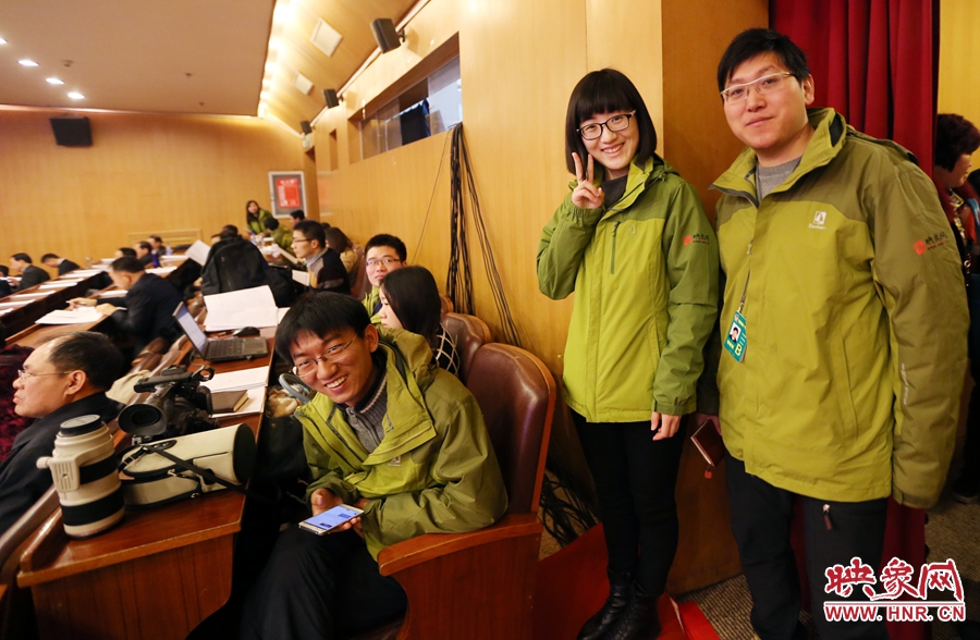 與同事一起的樂天。