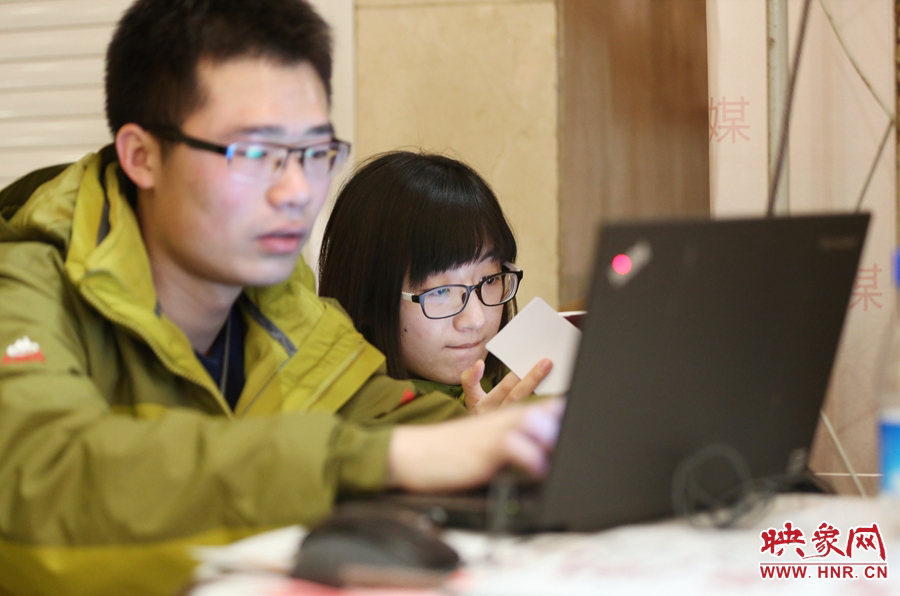 與同事現(xiàn)場(chǎng)寫稿子的樂天。