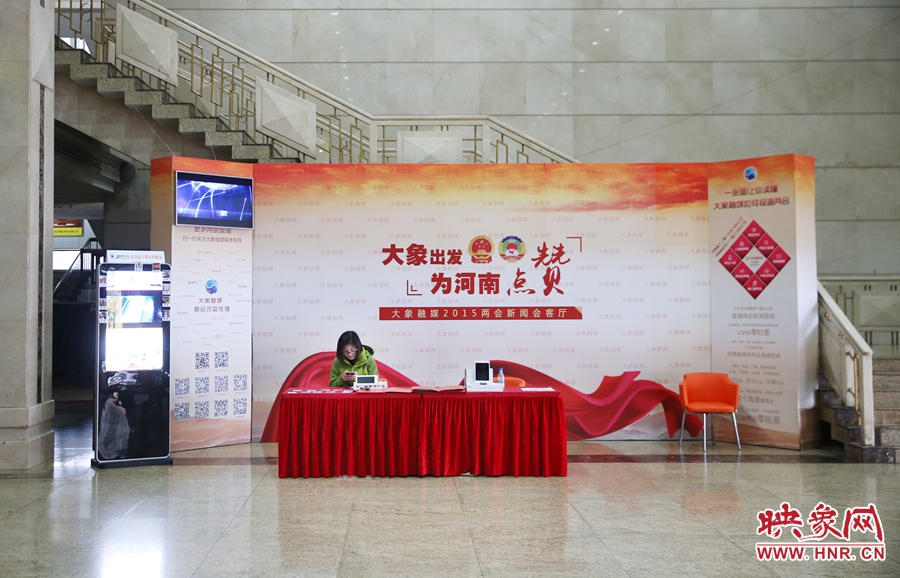 工作間隙還要更新映象網(wǎng)兩會(huì)微博。