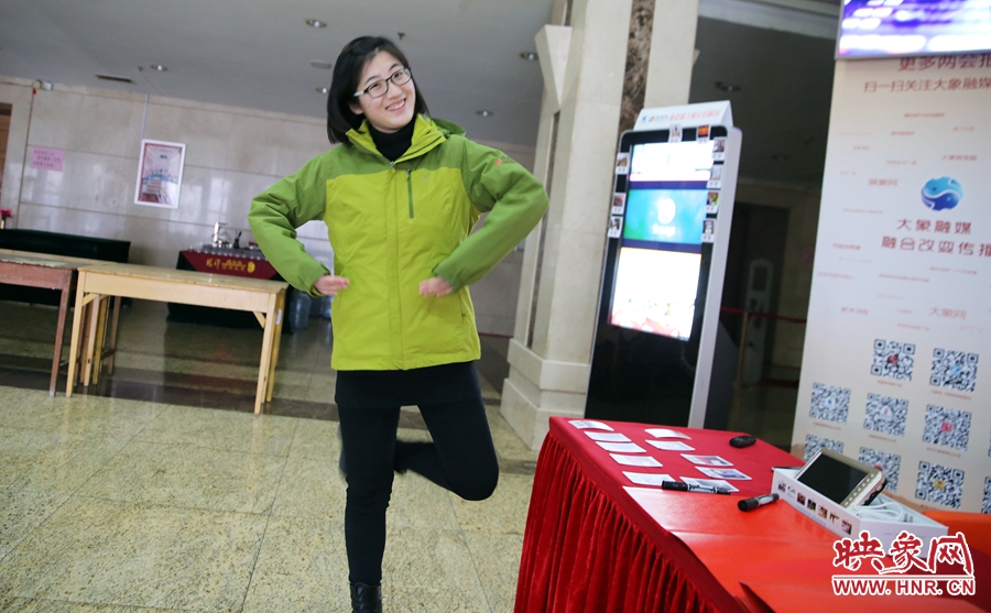 工作間隙，樂天跳起了“南式芭蕾”。