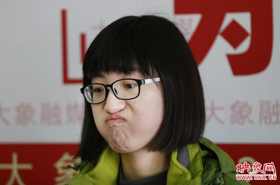 偶爾來個(gè)這樣的表情，算是放松緊張的心情吧！