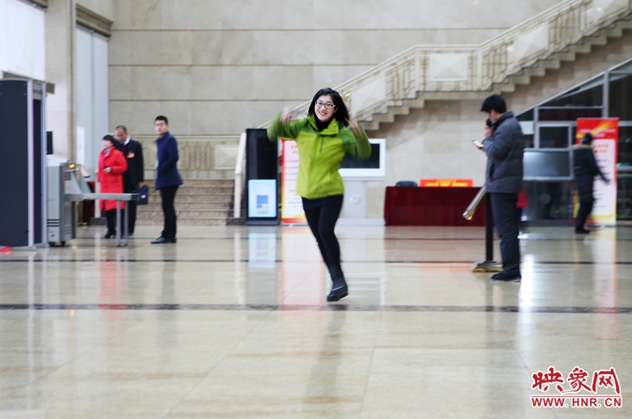 南樂天完成一個(gè)采訪后，興奮的跳了起來。