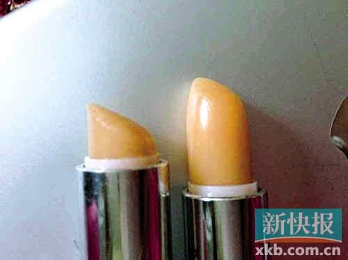 ■蘇小姐將其在專柜和聚美優(yōu)品購買的伊麗莎白雅頓唇膏對比，產(chǎn)品包裝和唇膏顏色明顯不同。