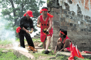 龍王廟前祭拜。