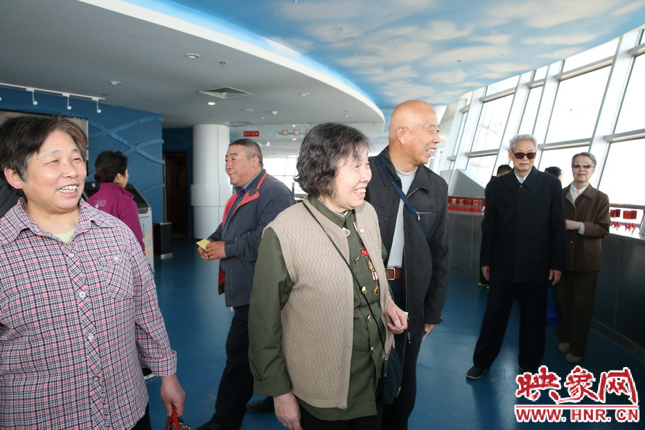 勞模排隊進(jìn)入福塔參觀