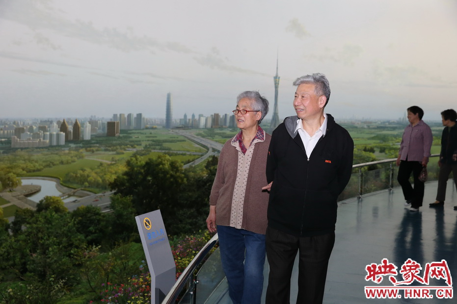 勞模排隊進(jìn)入福塔參觀