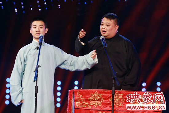 德云社演員陶陽(yáng)與孫越搭檔表演戲曲相聲