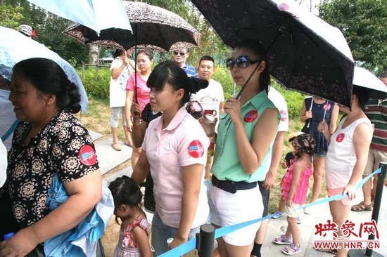 佩戴信息廣播臂貼的聽眾們在排隊等候坐帆船。