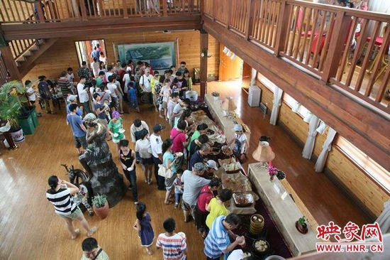 聽眾們在木屋會所享用免費自助餐。