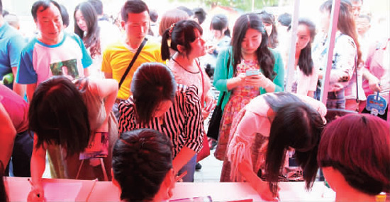 相親現(xiàn)場(chǎng)，嘉賓積極報(bào)名　　