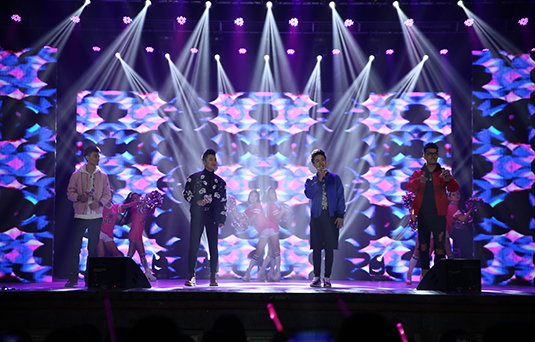 圣誕HIGH不?！睹霮歌秀》校園巡演持續(xù)開唱