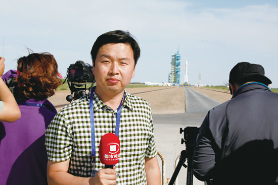 劉瑞鋒回憶，從“神舟十號(hào)”在視線中出現(xiàn)到消失的兩分鐘內(nèi)，他們的兩臺(tái)攝像機(jī)、一臺(tái)照相機(jī)就在不停地拍、拍