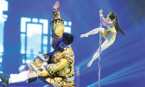 “鋼管舞娘”周文將鋼管舞和民族文化融合在一起，創(chuàng)意了一段《霸王別姬》的鋼管舞表演