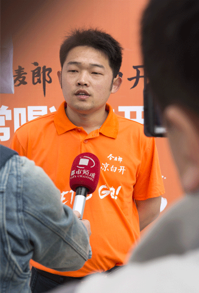 今麥郎飲品股份有限公司開(kāi)封營(yíng)銷(xiāo)經(jīng)理胡源接受都市頻道記者采訪