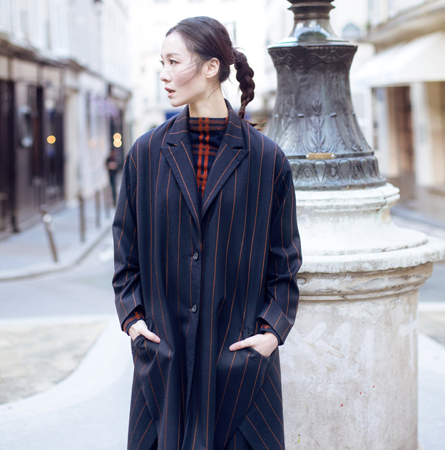 齊溪街拍大片多變 嫵媚清麗眼神迷人