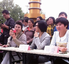 百姓調(diào)解員在現(xiàn)場擔(dān)任評委點(diǎn)評 百姓調(diào)解員在現(xiàn)場擔(dān)任評委點(diǎn)評