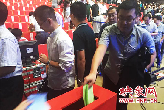 專家、評委、全局干部職工代表現(xiàn)場投票。