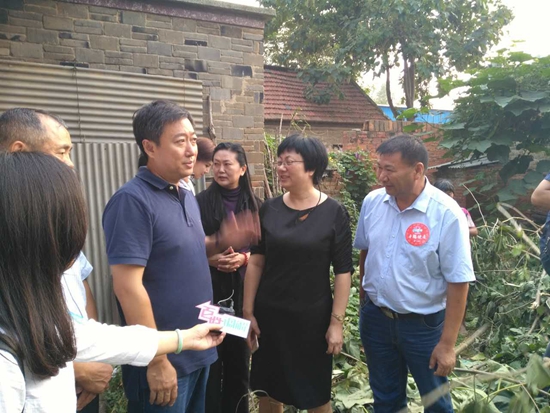 公共頻道總監(jiān)和幸福使者愛(ài)心人士一起探訪吳傳青家 攝影 張麗