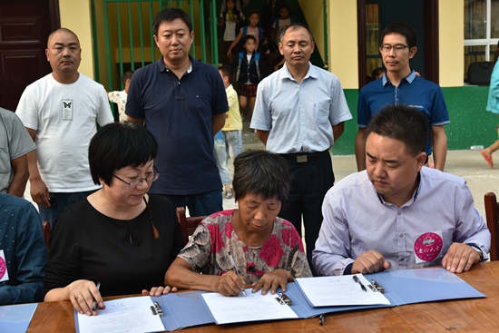 幸福使者、愛(ài)心人士與魏學(xué)秀一起簽訂幫扶協(xié)議