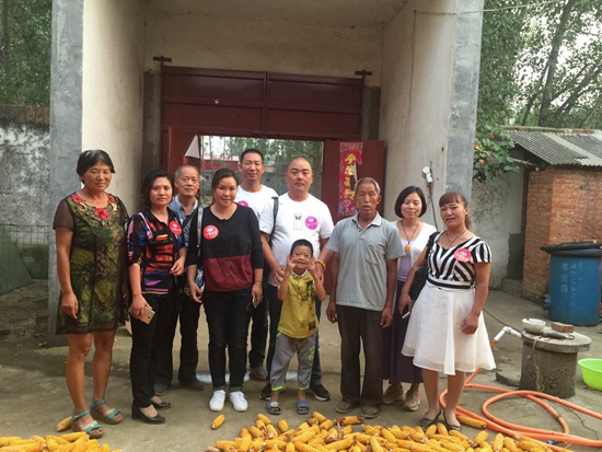 幸福使者、愛(ài)心人士與吳國(guó)祿一家合影