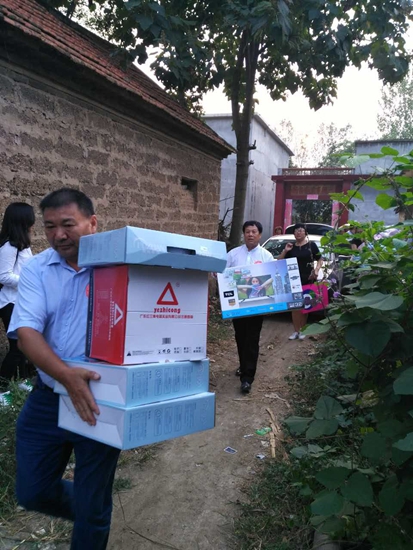 幸福使者和愛(ài)心人士捐獻(xiàn)愛(ài)心物品