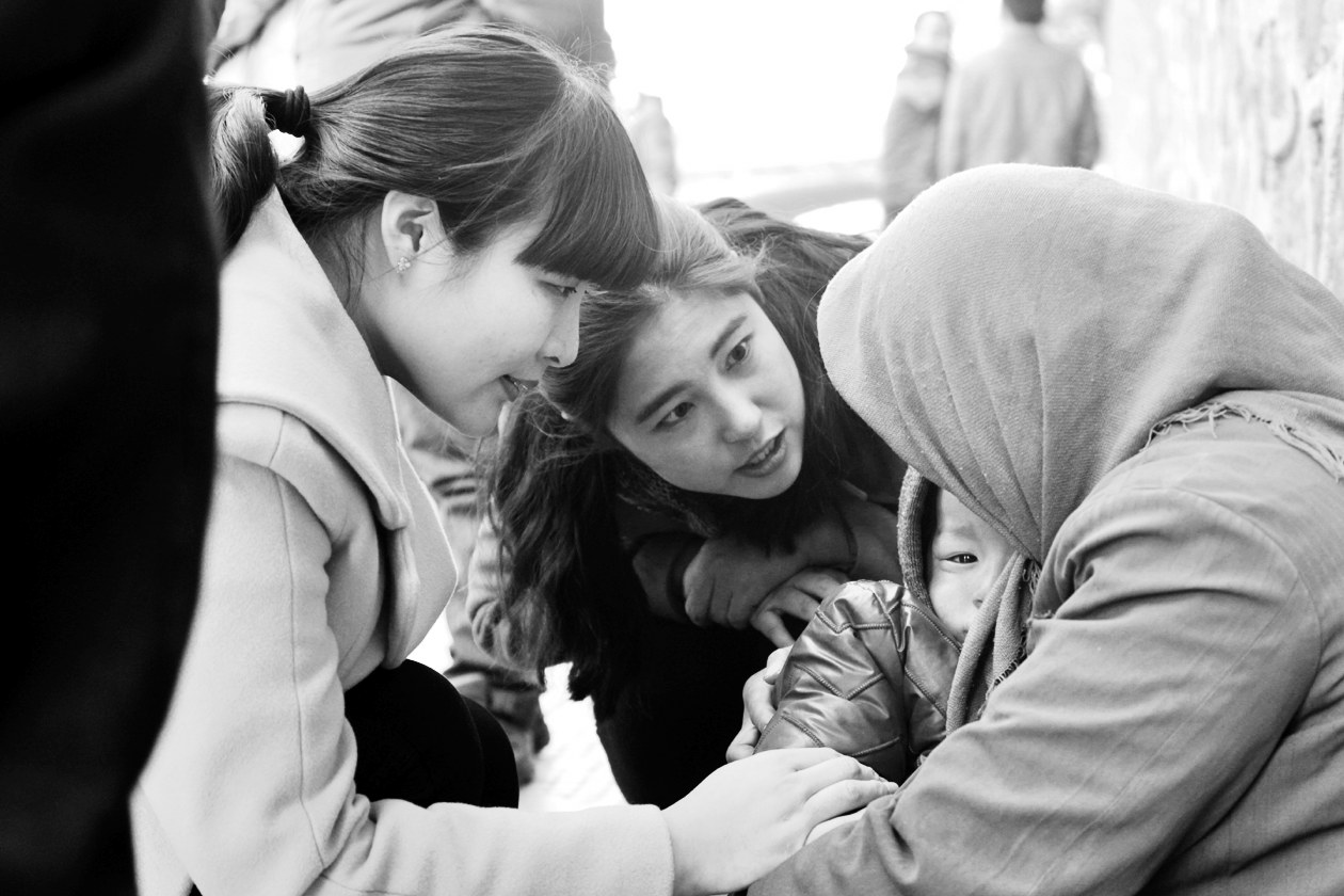 “幫女郎”(左)和“小莉”發(fā)現(xiàn)乞討男童后，上前近距離進(jìn)行辨認(rèn)