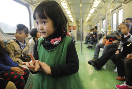 開往花蓮火車上，“戲曲小精靈”張楚怡練嗓