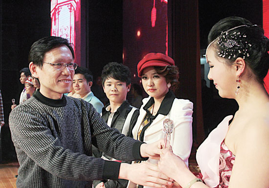 2013年2月1日，《對(duì)9當(dāng)歌》總決賽在鄭州開唱。圖為東方今報(bào)副社長(zhǎng)胡楊為選手頒獎(jiǎng)