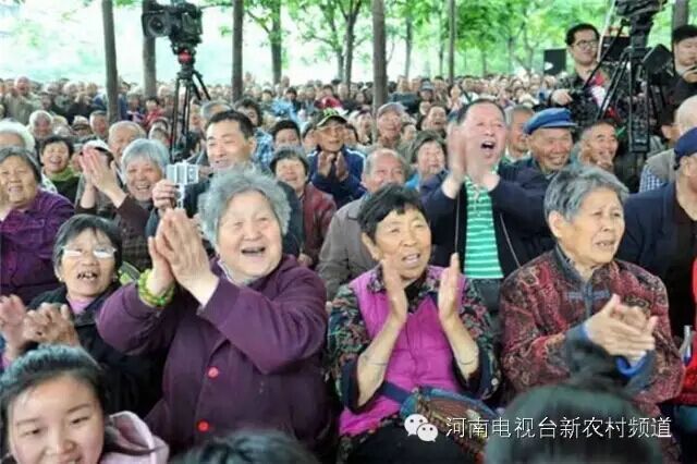 藝術(shù)家賣力演出，觀眾高聲叫好