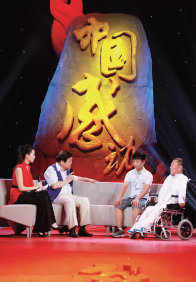 肇恒君（右一）天生殘疾，但是他自兒時(shí)起就有著一個(gè)音樂夢