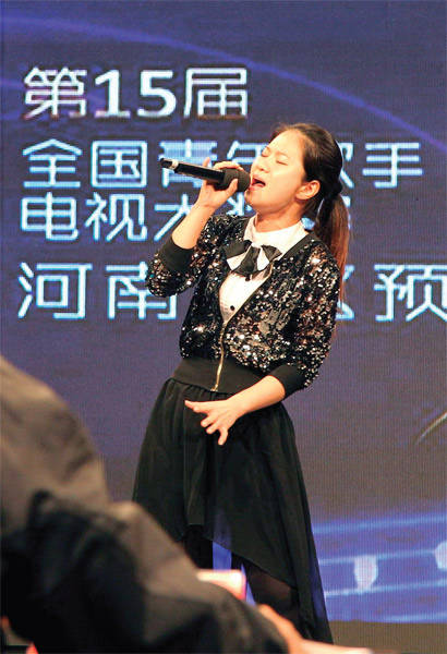 選手們演唱很賣力，要把最好的一面展現(xiàn)給評委