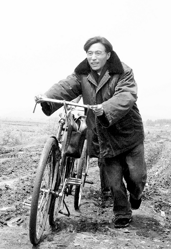 怕乘汽車跑太快聽不見群眾說話，焦裕祿下基層總是靠自行車 《焦裕祿》劇照
