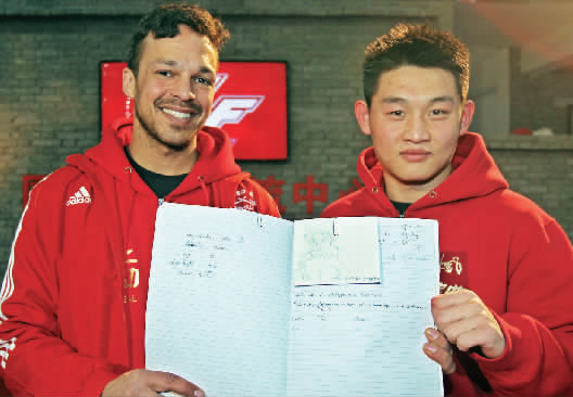 　　約瑟夫手繪了每個選手的肖像，認認真真地用字母拼寫出選手的中文名字附注。“看，這個是鄭召玉喲”